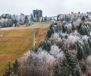 Najpiękniejsza wieża widokowa w Małopolsce w zimowej scenerii. Już zapraszają turystów 