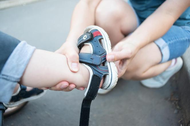 3 fakty na temat sandałków dla dziecka. Fizjoterapeutka radzi, jakie wybrać