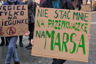 Setki młodych ludzi na ulicach Katowic! Protest klimatyczny na rynku [ZDJĘCIA]