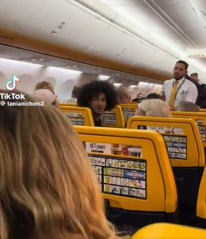 Bijatyka w samolocie! Wieczór kawalerski doprowadził do katastrofy. Zobacz wideo