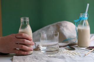 Owsianka z wodą i cytryną na dobry początek dnia? „Oatzempic” nie dla każdego