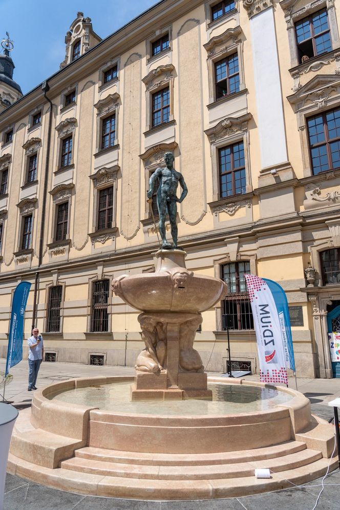 Znów wyrwali pióro Fredry i szpadę Szermierza we Wrocławiu. Wandale uwielbiają te pomniki