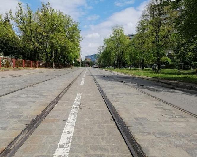 Dziury i zapadająca się kostka na ul. Gajowickiej we Wrocławiu. 5 lat temu Jacek Sutryk obiecywał remont