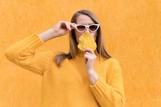 Zapomnij o brązach i szarościach. W tym roku jesienna garderoba tętni żywymi kolorami 