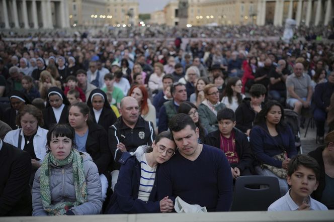 Hołdy na Placu Świętego Piotra.