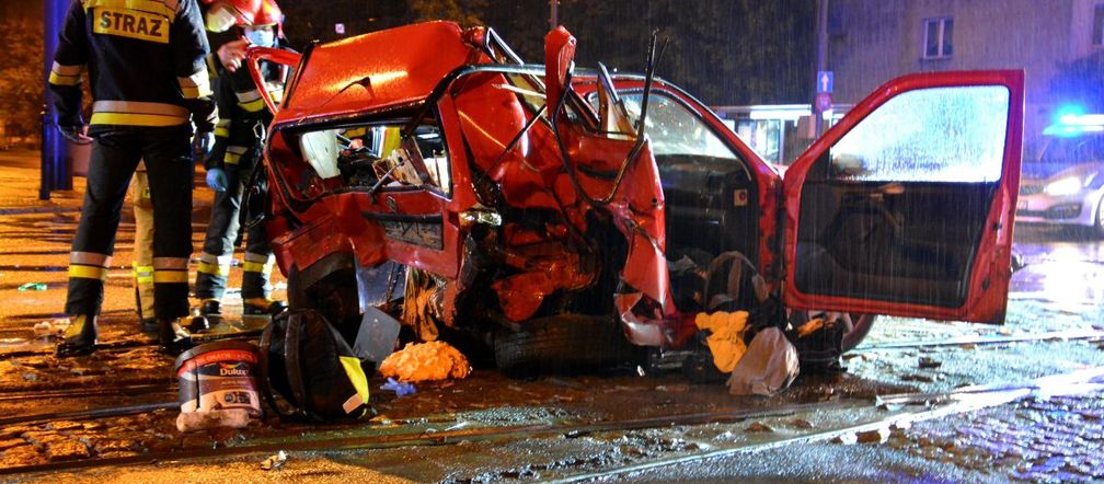 Zmiażdżone auto w centrum Warszawy 