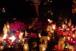 Grób Stanisława Sojki tonie w zniczach. Tłumy odwiedziły miejsce spoczynku artysty