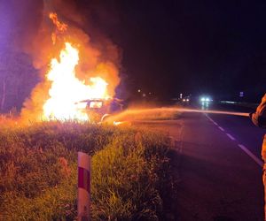Ogień zaczął buchać z samochodu. Pilna akcja strażaków pod Nowym Dworem Mazowieckim
