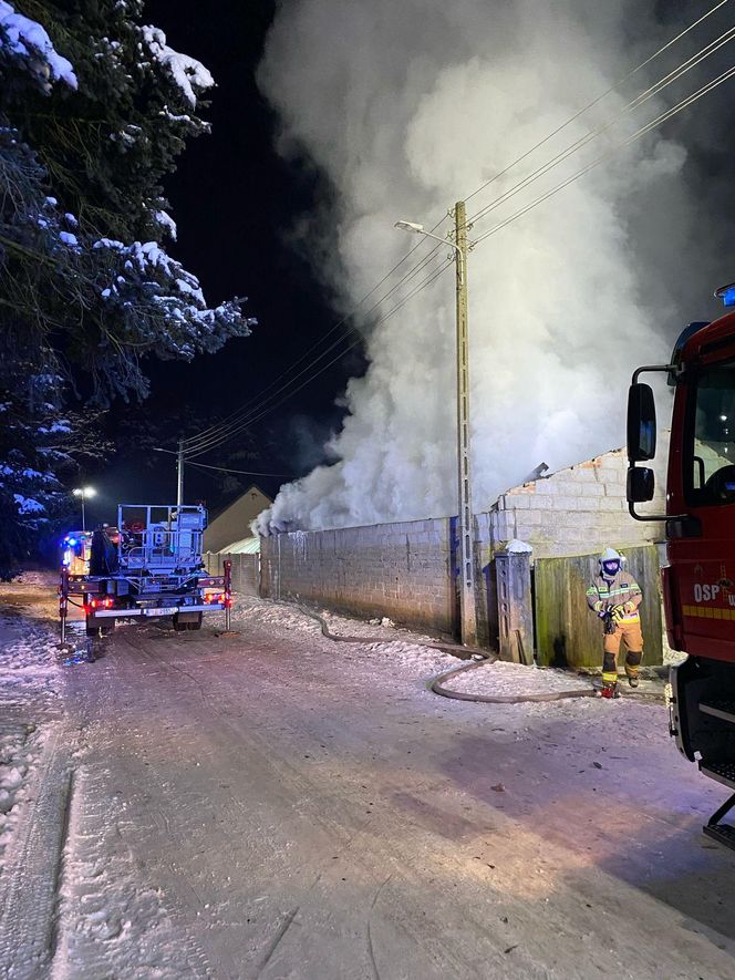 Spalił się budynek i trzy pojazdy. Duże straty po pożarze w Zaborówcu niedaleko Leszna