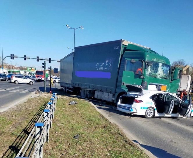 W Krakowie ciężarówka staranowała stojące przed nią auta. W kabinie był nieprzytomny kierowca