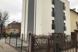 Blok z mikrokawalerkami przy ul. Rokitniańskiej w Krakowie