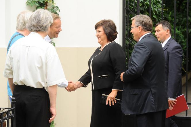 Prezydent Bronisław Komorowski z żoną Anną wychodzą z domu na zaprzysiężenie