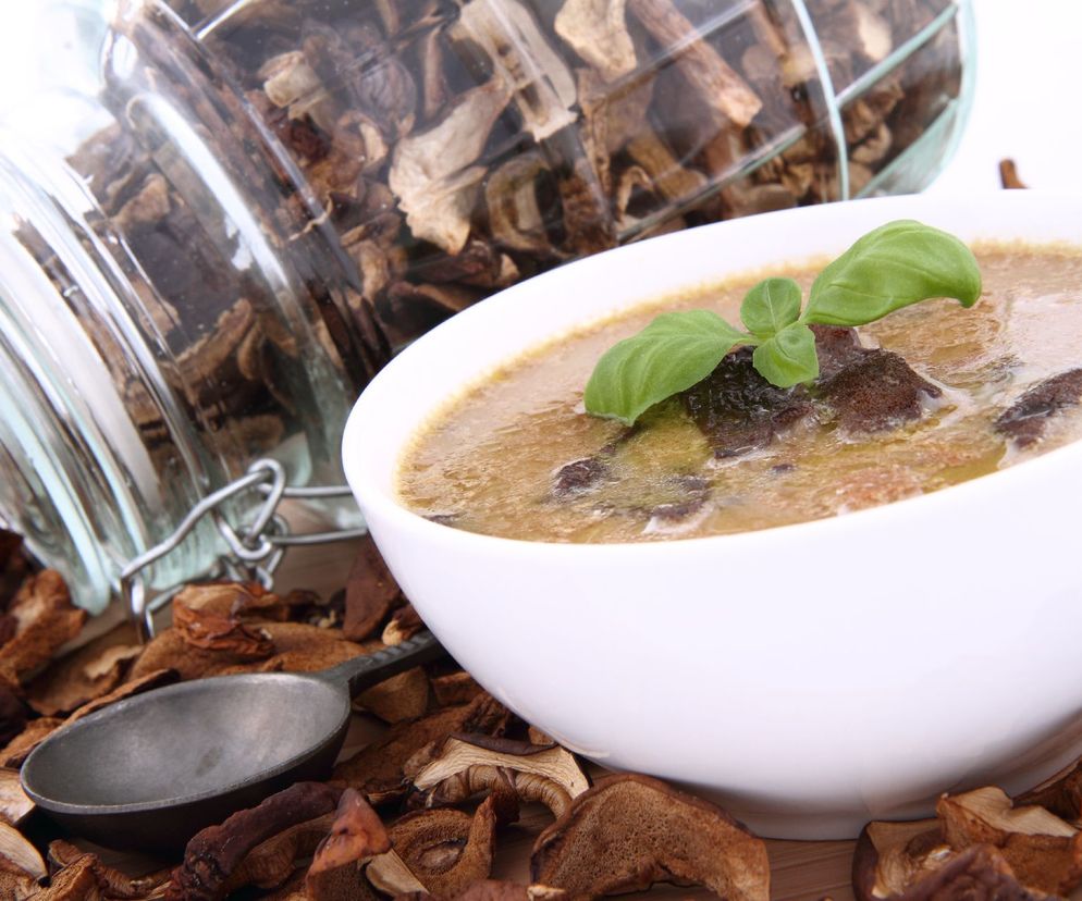 Aromatyczna zupa z suszonych grzybów – sprawdzony przepis na grzybową, która zachwyci smakiem!