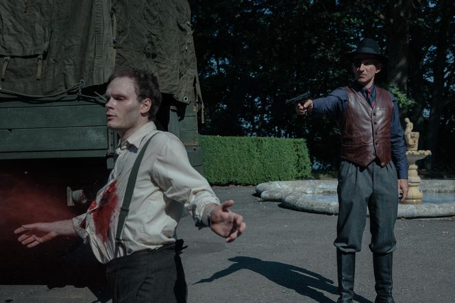 Zatoka szpiegów 2 sezon ostatni odcinek 19 (odc. 10). Snajper (Antoni Sałaj), Komarow (Marcin Bosak)