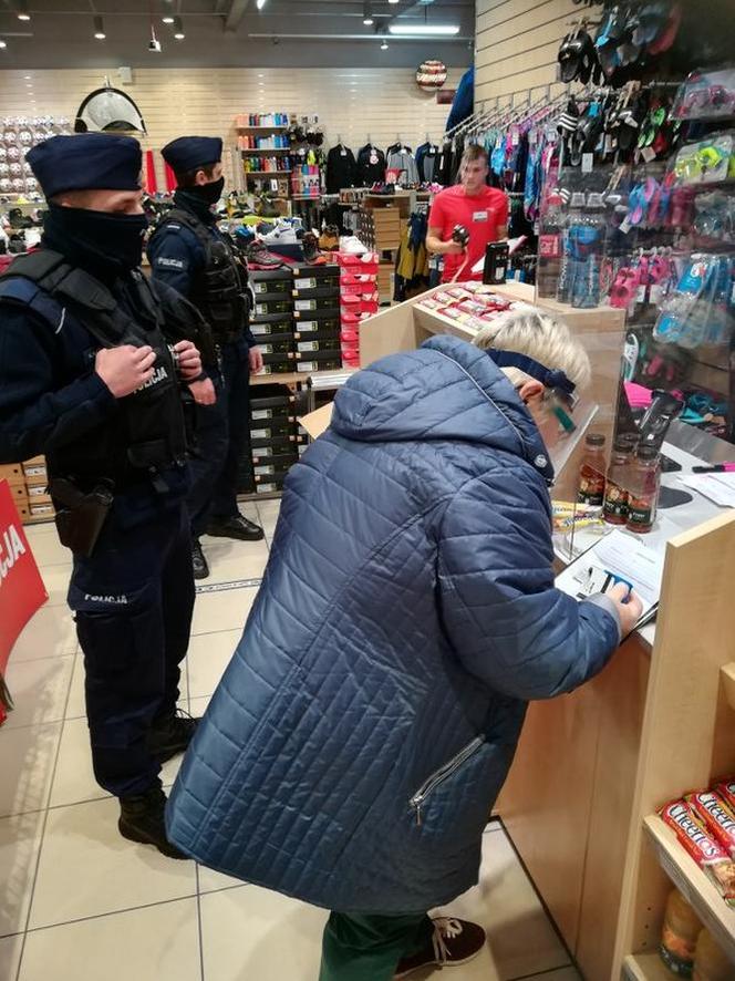 Toruń: Sanepid i policja w galeriach handlowych. To nie koniec