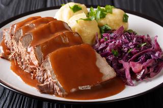 Pieczeń wołowa na kwaśno po niemiecku: przepis na soczystą wołowinę z sosem