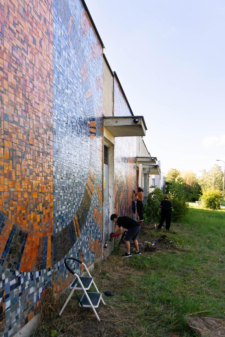 Wielkie czyszczenie mozaiki na Szpitalu Banacha - zdjęcia. Zniknęły bazgroły i chaszcze