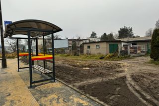 Absurd drogowy przy Strykowskiej. Dawny przejazd zablokował… przystanek autobusowy