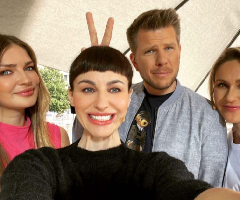 Maja Hirsch robiąca selfie z Sandrą Hajduk-Popińską, Maciejem Dowborem i blondynką w studiu Dzień Dobry TVN, aktorka uśmiecha się, podczas gdy Maciej Dowbor robi królicze uszy za jej głową. Więcej o chorobie Mai Hirsch przeczytasz na Poradnik Zdrowie.