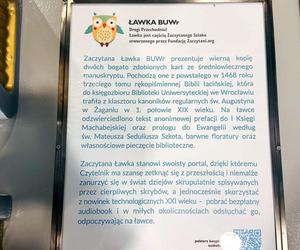 Zaczytana Ławka w centrum Wrocławia. Wygląda, jak księga baśni [ZDJĘCIA]