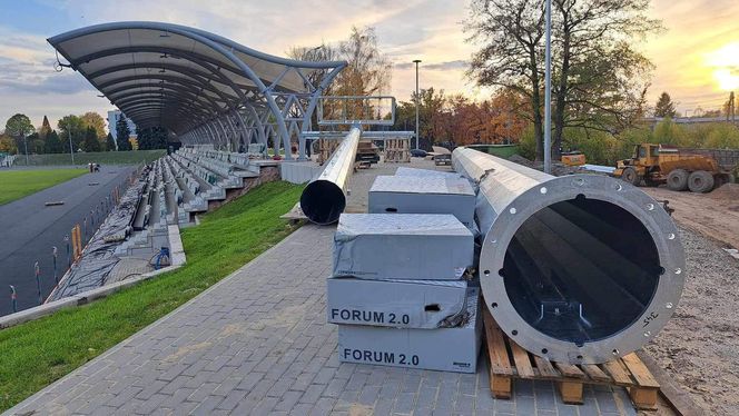 Remont starachowickiego stadionu trwa. Na plac budowy dotarły słupy oświetleniowe