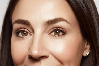 Najlepszy kolor eyelinera dla kobiet po 50-tce. Otwiera oko i maskuje opadającą powiekę. Kreski tym kolorem są lepsze niż czarne