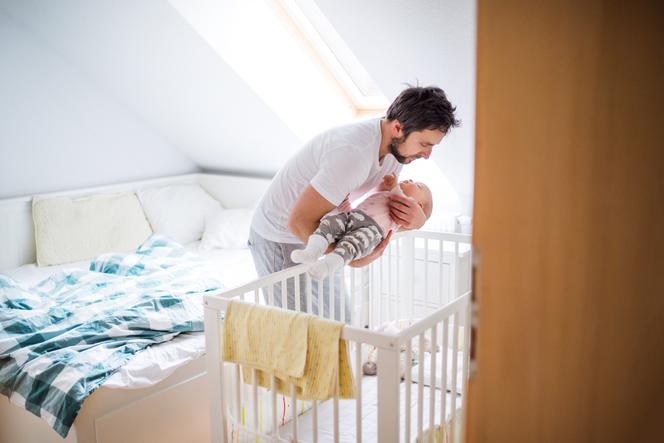 Jak odłożyć śpiące niemowlę do łóżeczka, aby się nie wybudziło?