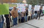 Protest mieszkańców pod Urzędem Gminy Cieszków! Likwidacja szkoły w Pakosławsku odłożona w czasie