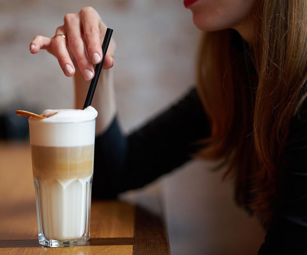 Czy słomka naprawdę szkodzi urodzie? Fakty o zmarszczkach wokół ust