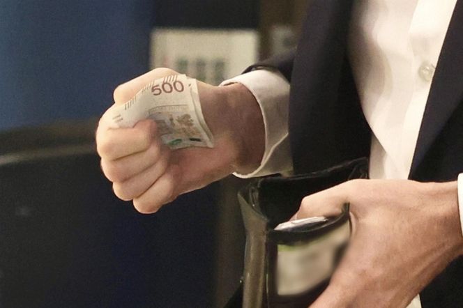 Daniel Obajtek szpanuje pięćsetkami