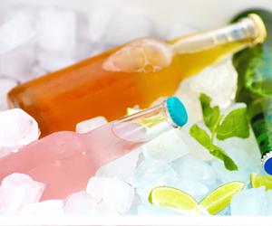 Sprytne triki na szybkie schłodzenie napojów. Sprawdzą się w każdych warunkach