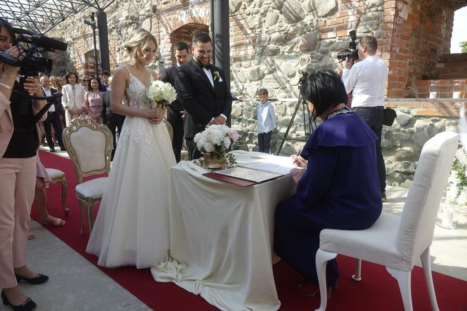 Pierwszy ślub na zamku w Szczytnie! Malwina i Marcin powiedzieli sobie "tak" [ZDJĘCIA]