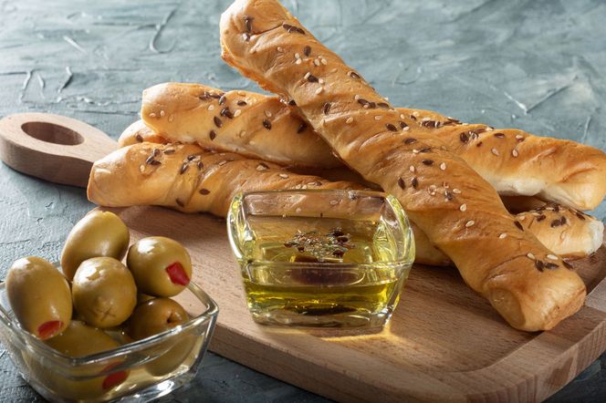 Paluchy z ciasta pizzowego: przepis na domowe grissini za grosze