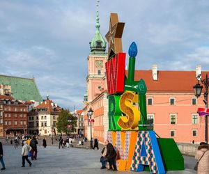 Montaż świątecznej iluminacji w Warszawie