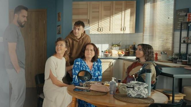 Barwy szczęścia odc. 2973. Beata (Anita Jancia), Luiza (Julia Zielińska), Mirek (Oliwier Kozłowski), Damian (Michał Lesień-Głowacki), Bogusia (Halina Bednarz)