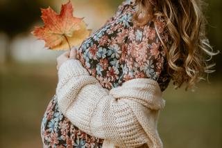 Jesienna sesja ciążowa w plenerze