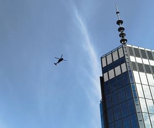 Blackhawk latał nad Warszawą. Zawisł nad najwyższym wieżowcem