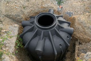 Szambo plastikowe. Jak wybrać i zamontować plastikowe zbiorniki na ścieki?