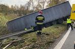 TIR spadł ze skarpy na trasie S1. Droga jest całkowicie zablokowana. Utrudnienia potrwają kilka godzin