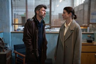 Profilerka sezon 2 - odcinek 10 streszczenie. W czasie rewizji w domu Rekowskich Jarek znika. Max Budzisz proponuje Reginie awans