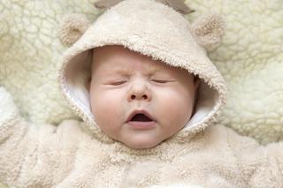 Dlaczego noworodek kicha? Sprawdź, jakie mogą być przyczyny kichania u noworodka