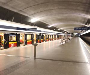 Metro w Warszawie już wozi pasażerów, ale wciąż są drążone nowe linie