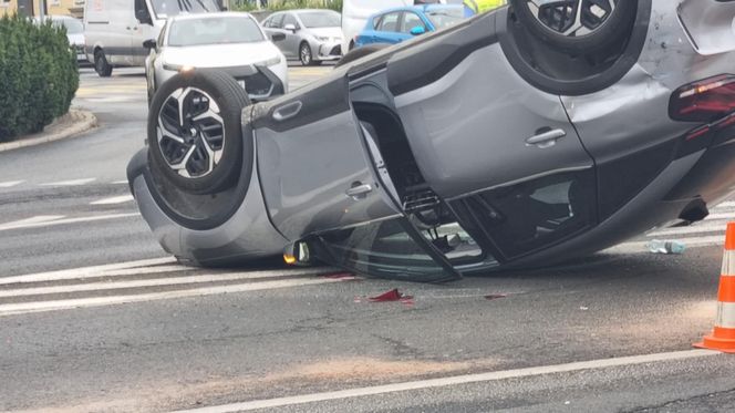 Dachowanie na rondzie Jagiellonów w Bydgoszczy! Kierowca z mandatem [ZDJĘCIA]