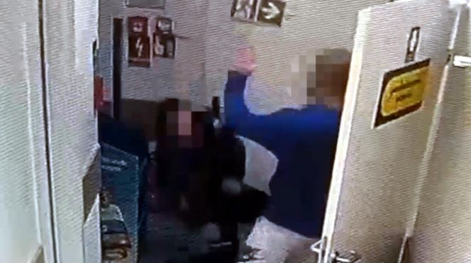 Moment ataku zarejestrowany na monitoringu