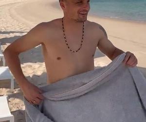 Sławomir Peszko prezentuje muskulaturę na katarskiej plaży