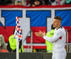 Lukas Podolski podgrzewa atmosferę, ma ofertę dla piłkarzy Ruchu. „Fajny materiał, dobra jakość wykonania” [ROZMOWA]