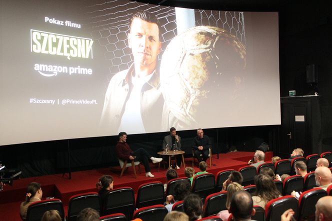 Wojciech Szczęsny z dziećmi na premierze filmu o sobie