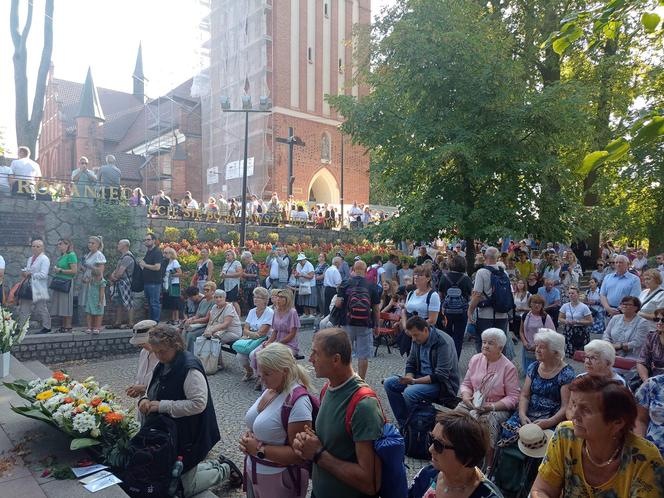   Tłumy pielgrzymów w Gietrzwałdzie. Trwa odpust i dożynki archidecezjalne. Zobacz zdjęcia