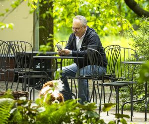 Marek Jakubiak. Pies pomaga mu w kampanii