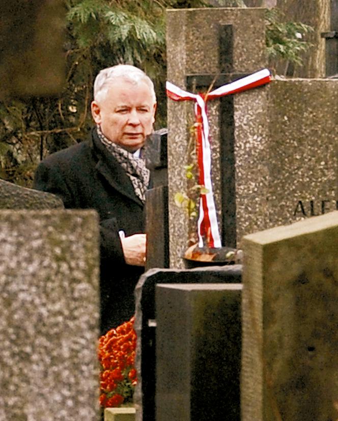 Zwycięski Tusk na meczu, zasępiony Kaczyński na cmentarzu